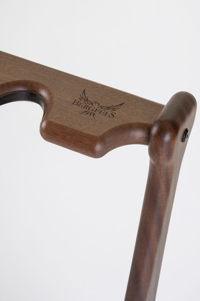 Bergfels Guitar Stand mahagony logo